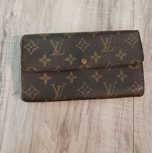 Authentic Louis Vuitton Monogram Sarah Wallet